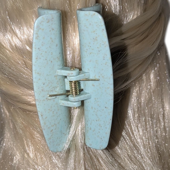 🍁 3/$15 Eco Friendly Abstract Hair Clip - Picture 2 of 5